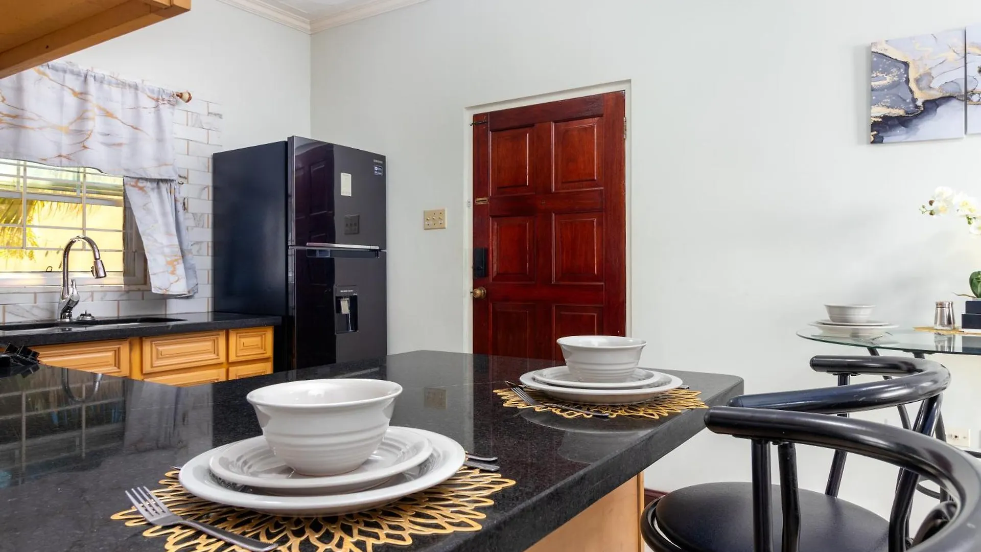 Cozy, Upscale Apartment Centrally Located In Kgn 6 Kingston