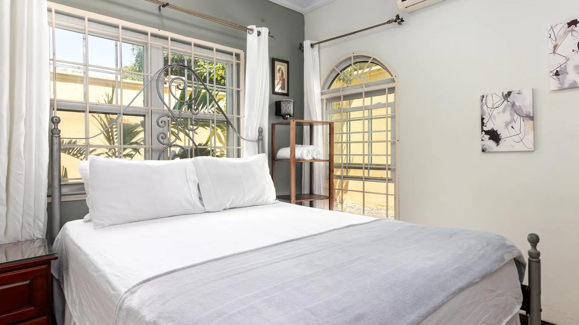 Cozy, Upscale Apartment Centrally Located In Kgn 6 Kingston