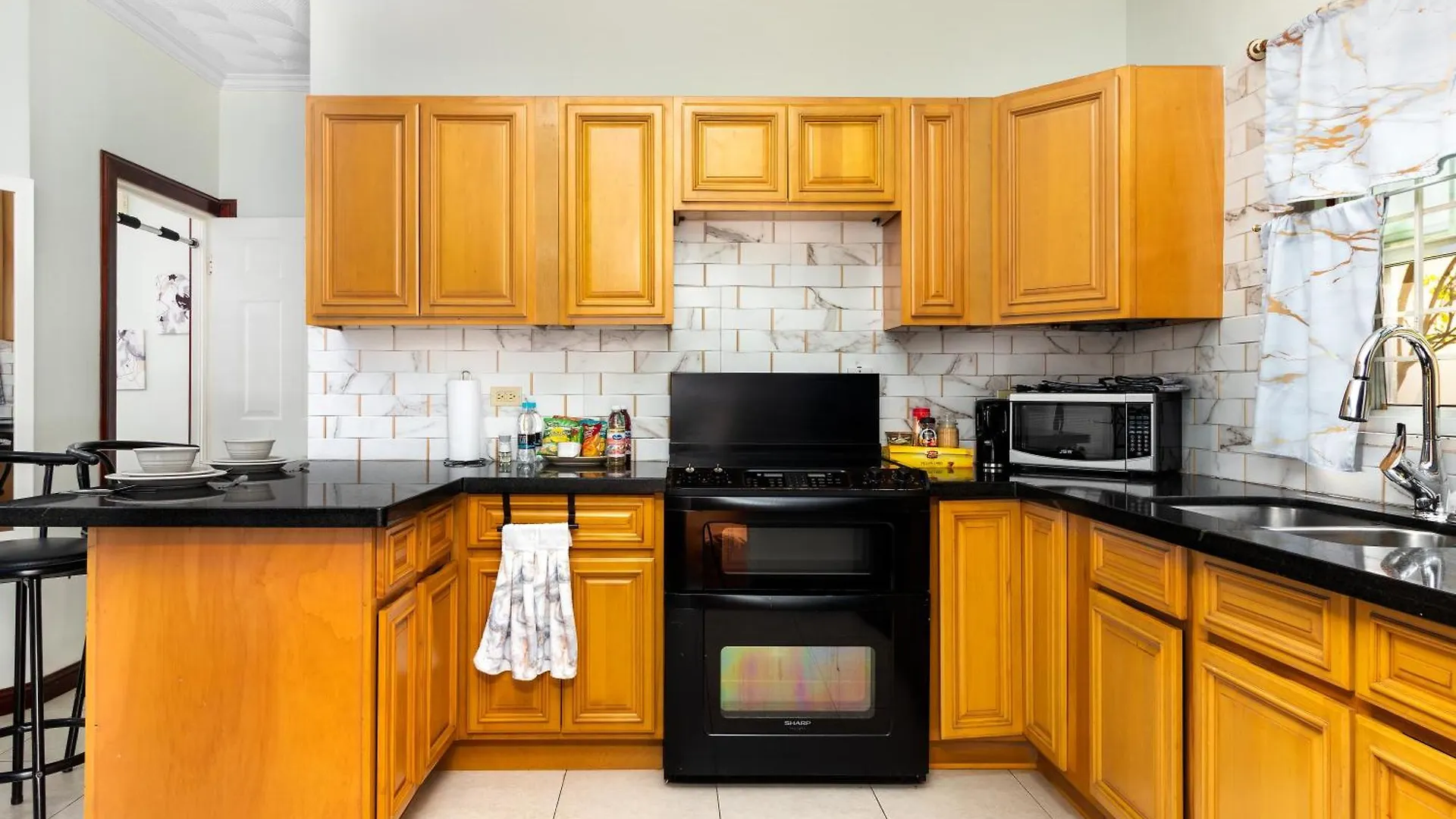 Cozy, Upscale Apartment Centrally Located In Kgn 6 Kingston