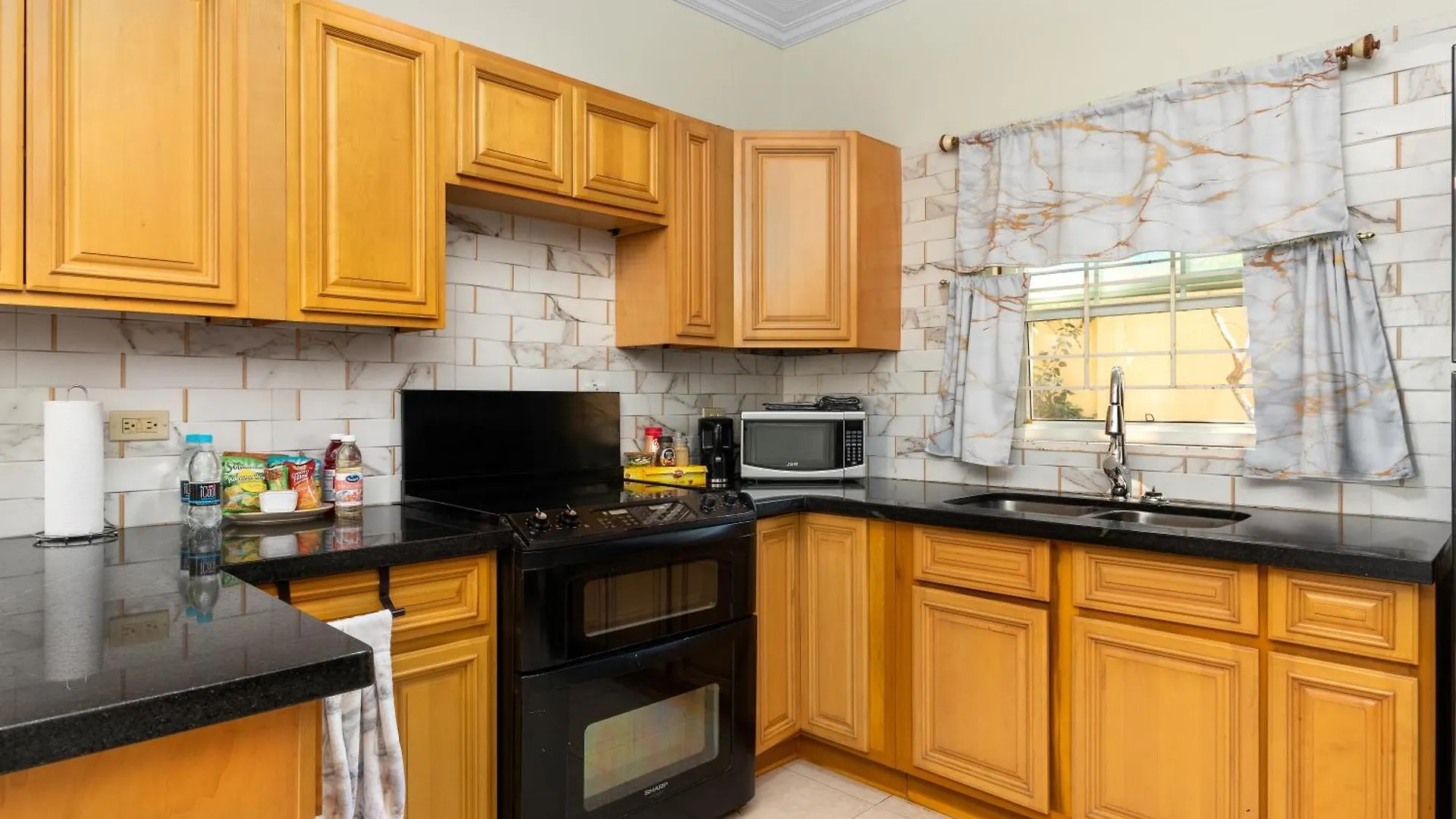 Cozy, Upscale Apartment Centrally Located In Kgn 6 킹스톤