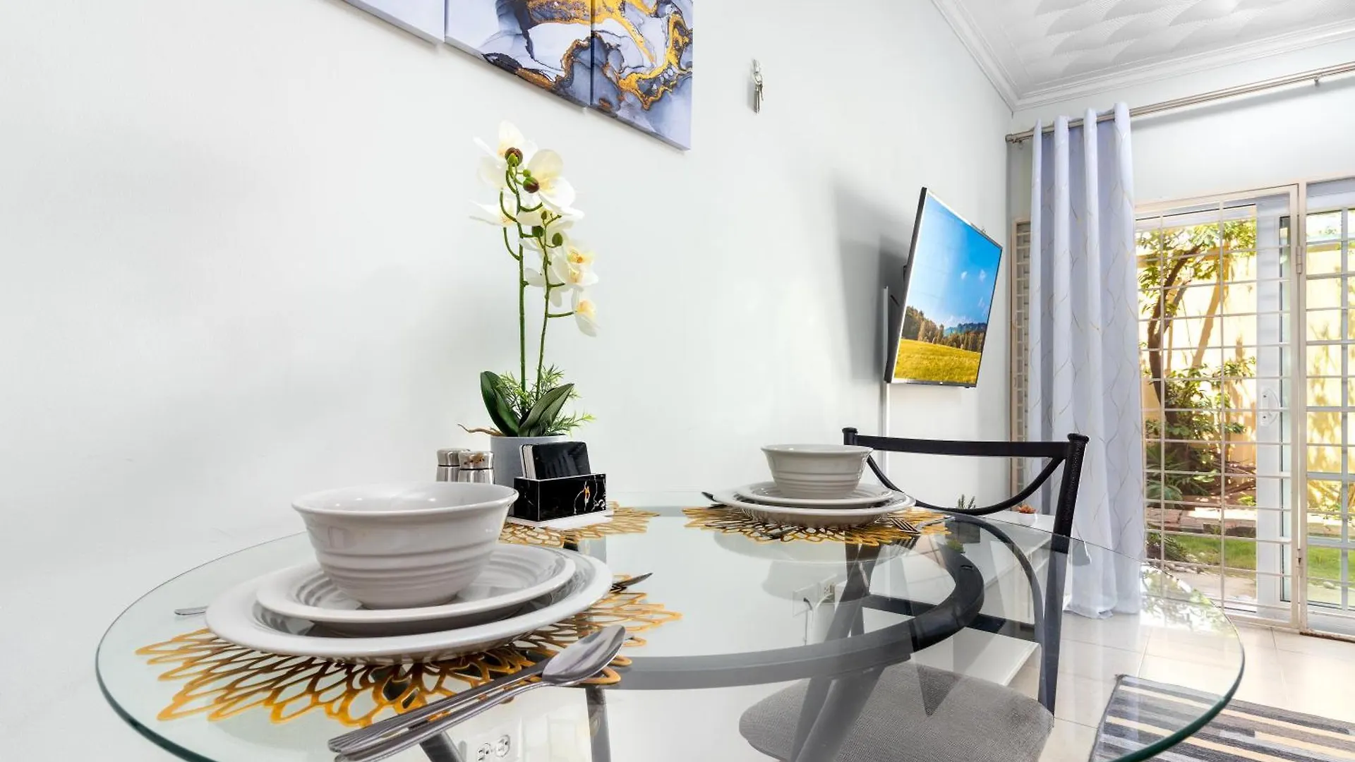 Cozy, Upscale Apartment Centrally Located In Kgn 6 킹스톤