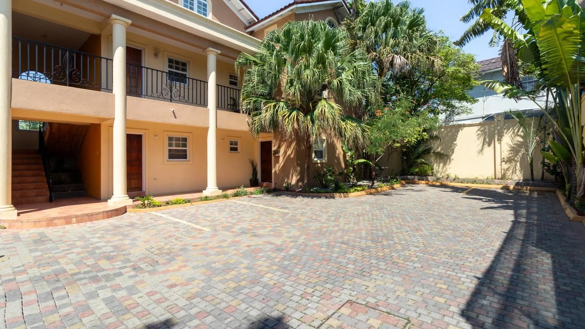 Cozy, Upscale Apartment Centrally Located In Kgn 6 킹스톤 0*,