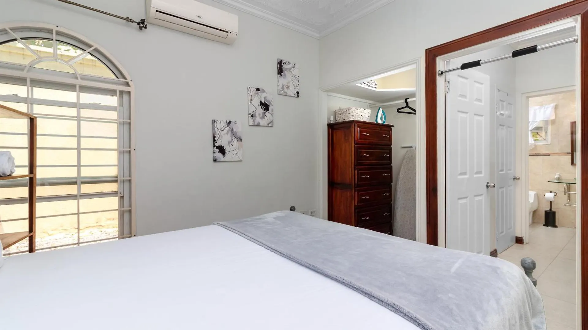 Cozy, Upscale Apartment Centrally Located In Kgn 6 킹스톤