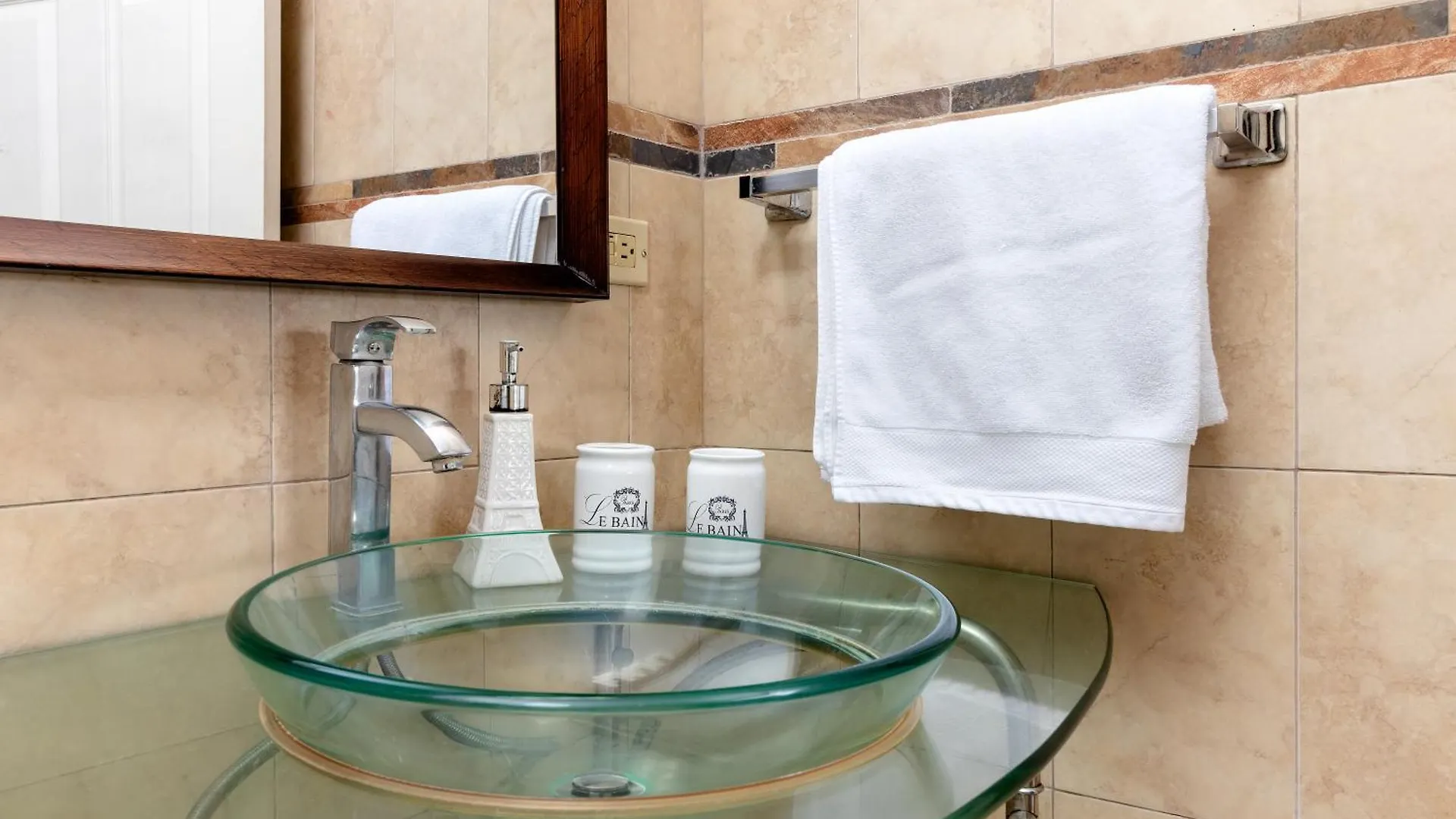 Cozy, Upscale Apartment Centrally Located In Kgn 6 킹스톤 0*,  자메이카