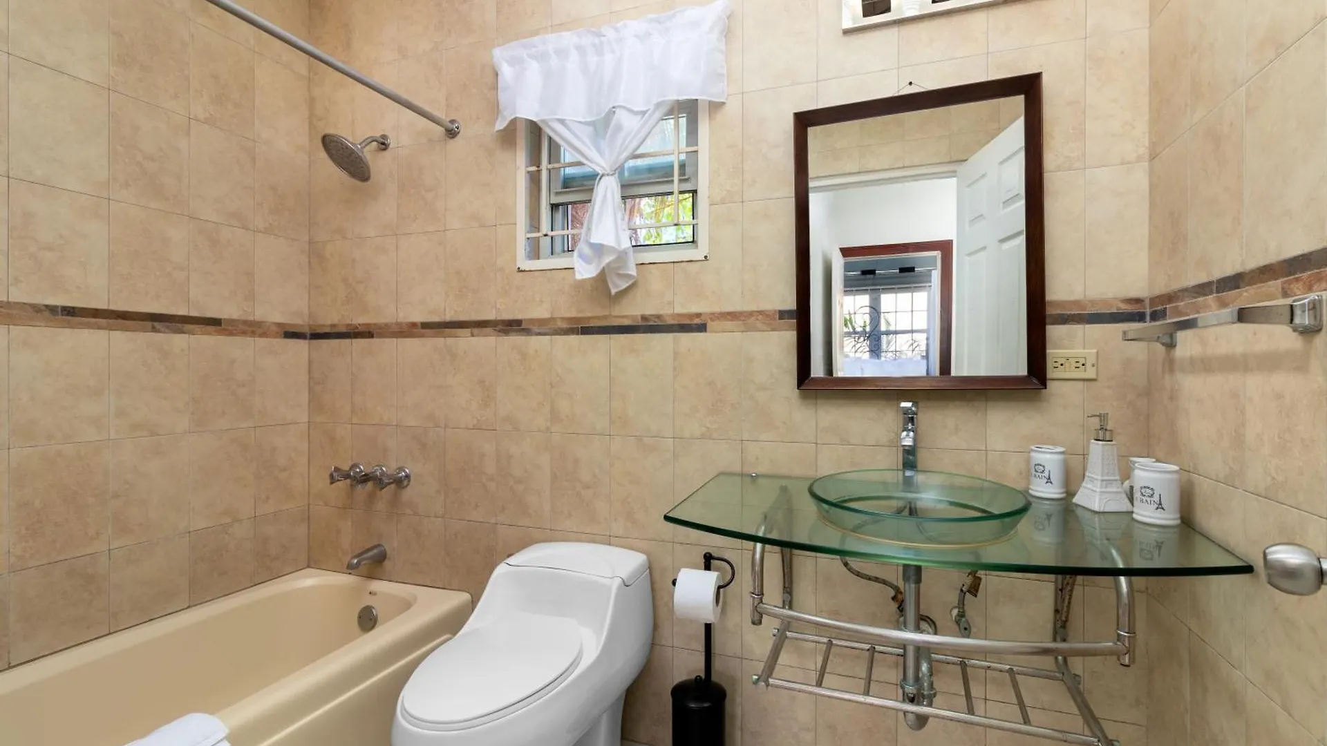 Cozy, Upscale Apartment Centrally Located In Kgn 6 킹스톤